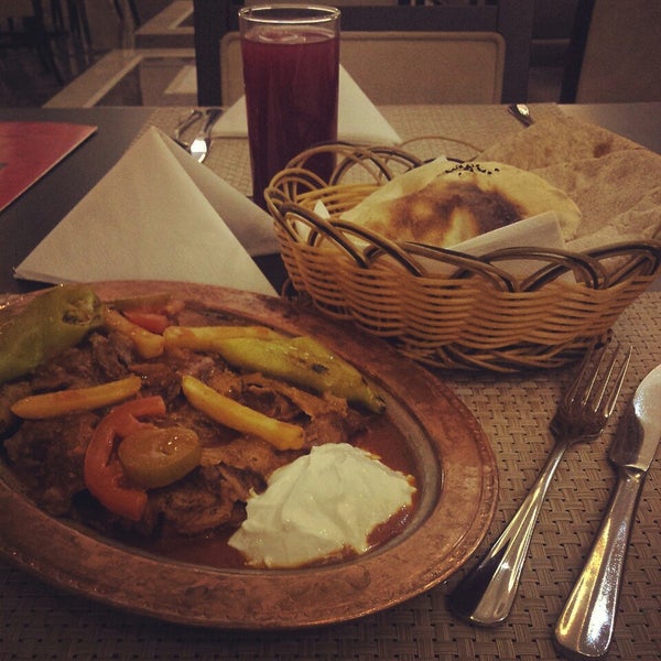 Foto tirada no(a) Ennap Restaurant مطعم عناب por Ali B. em 10/14/2014