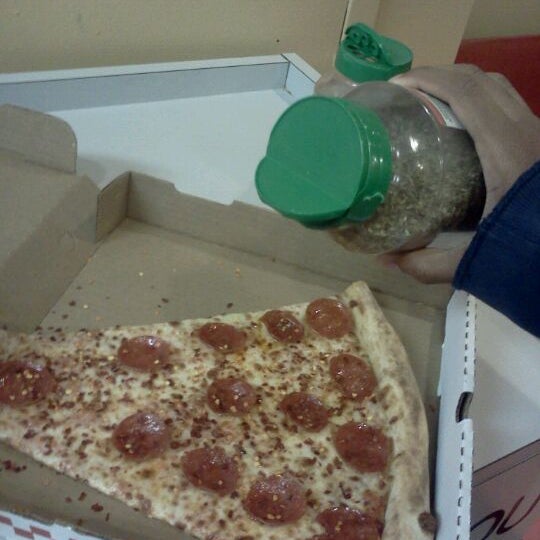 4/10/2012 tarihinde Norrisziyaretçi tarafından Jumbo Slice Pizza'de çekilen fotoğraf