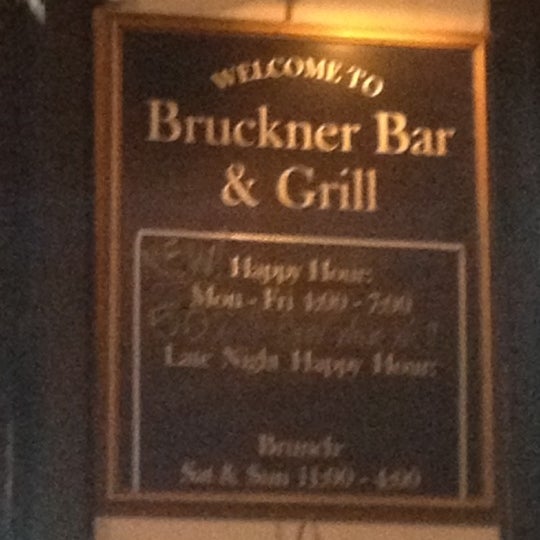 Foto tirada no(a) Bruckner Bar &amp; Grill por Mogridders em 9/5/2012