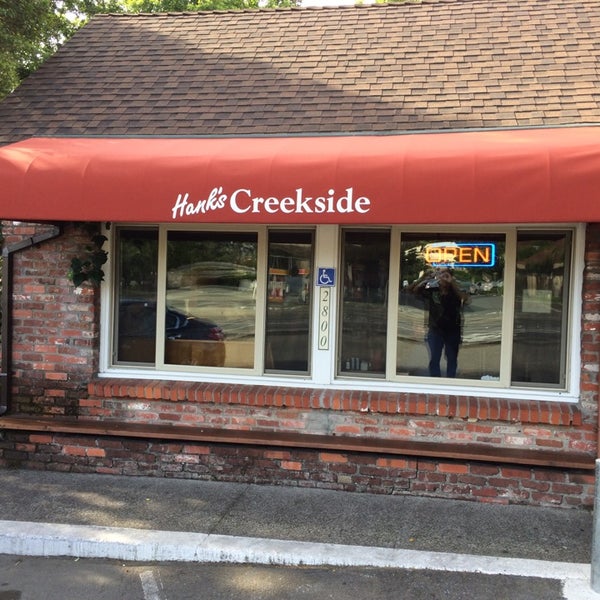 Foto tirada no(a) Hank&#39;s Creekside Restaurant por David B. em 5/4/2014
