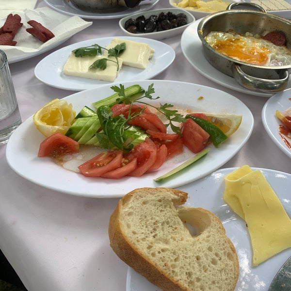 Foto diambil di Yeşil Çiftlik Restaurant oleh Hakan pada 7/19/2020