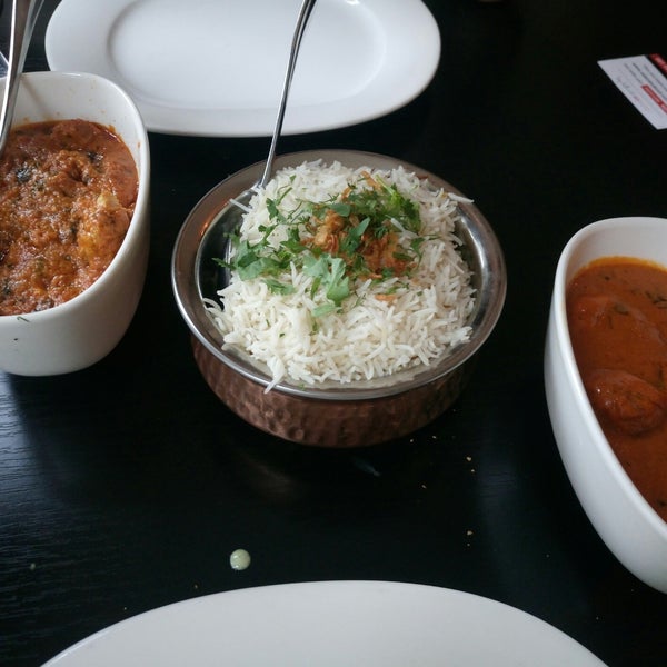 Foto diambil di Tulsi Indian Restaurant oleh Laetitia K. pada 6/24/2018