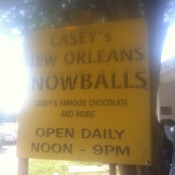 รูปภาพถ่ายที่ Casey&#39;s New Orleans Snowballs โดย Carlos d. เมื่อ 7/26/2015