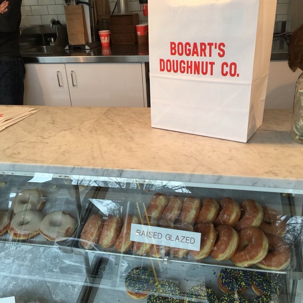 2/28/2017에 Kristen A.님이 Bogart&#39;s Doughnut Co.에서 찍은 사진