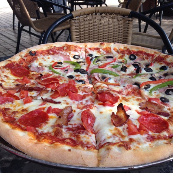 Pizzas muy ricas, la slice es grande. Super buena la atención, te dan opción de mezclar dos pizzas!!! Excelente 👏