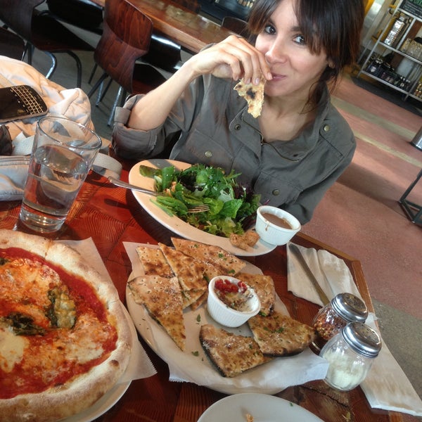 5/9/2013 tarihinde Kaizer K.ziyaretçi tarafından Pitfire Pizza'de çekilen fotoğraf