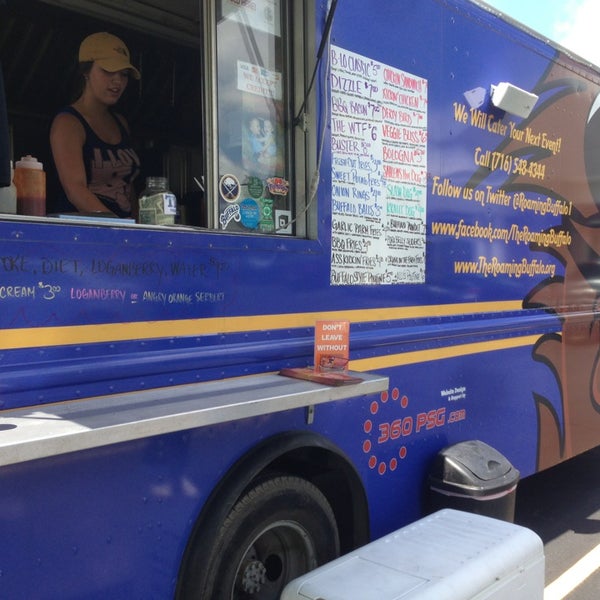 Снимок сделан в The Roaming Buffalo Food Truck пользователем Tom O. 6/14/2013