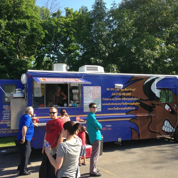 6/19/2013 tarihinde Tom O.ziyaretçi tarafından The Roaming Buffalo Food Truck'de çekilen fotoğraf