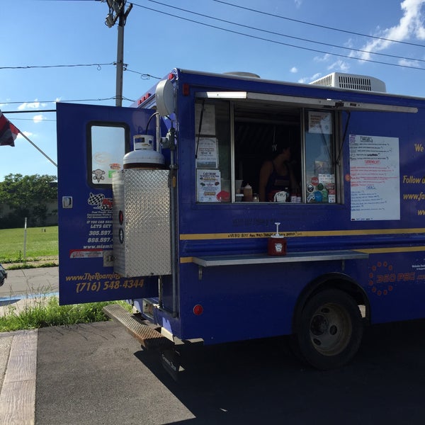 Photo prise au The Roaming Buffalo Food Truck par Tom O. le6/16/2015