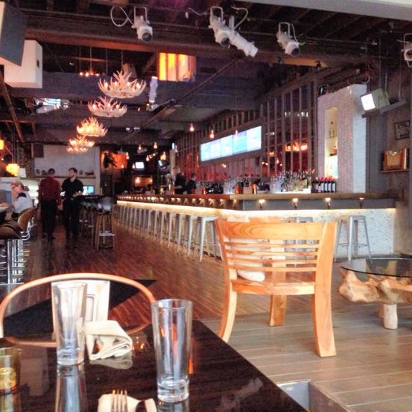 Foto diambil di The Lodge Bar + Grill oleh Tom O. pada 9/6/2014
