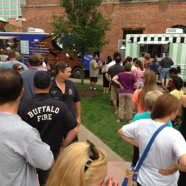 Photo taken at The Roaming Buffalo Food Truck by Tom O. on 7/9/2013