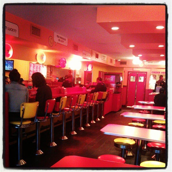 Foto diambil di Lucky&#39;s Famous Burgers oleh Janine A. pada 10/18/2012