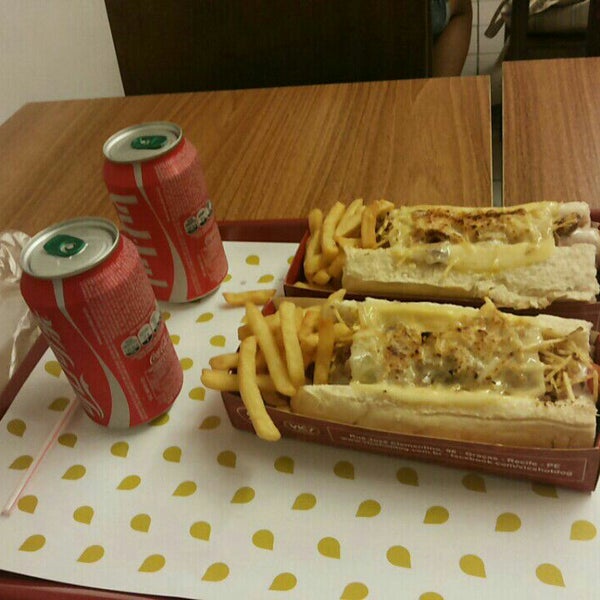Foto scattata a Vic&#39;s Hot Dog Gourmet da Dany S. il 5/25/2014