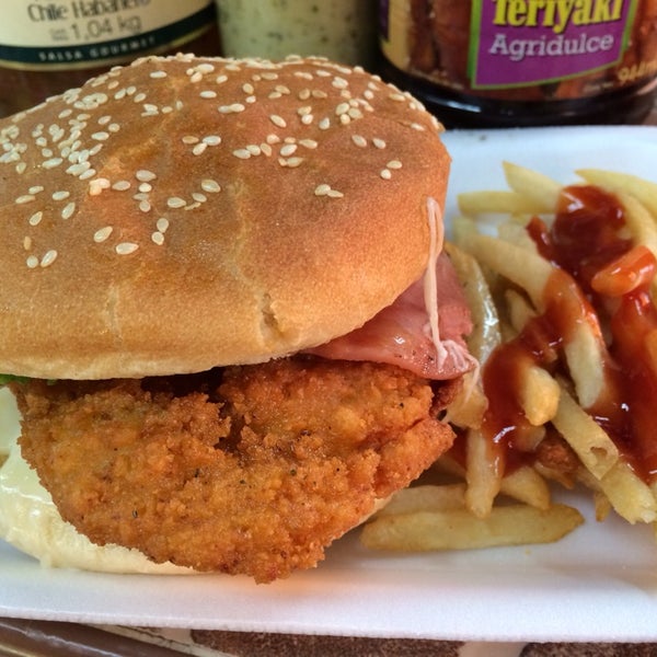 Foto tomada en Pepe&#39;s burger snacks     Cuando usted la prueba lo comprueba, La mejor!  por Victor S. el 1/30/2014