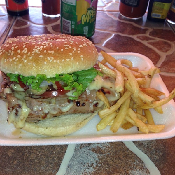 Photo prise au Pepe&#39;s burger snacks     Cuando usted la prueba lo comprueba, La mejor! par Victor S. le10/29/2013