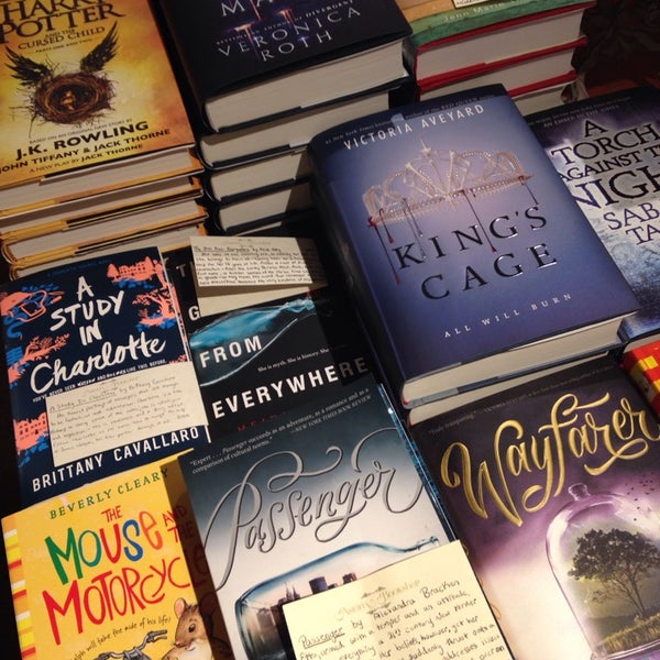 2/12/2017 tarihinde Annie L.ziyaretçi tarafından The Astoria Bookshop'de çekilen fotoğraf