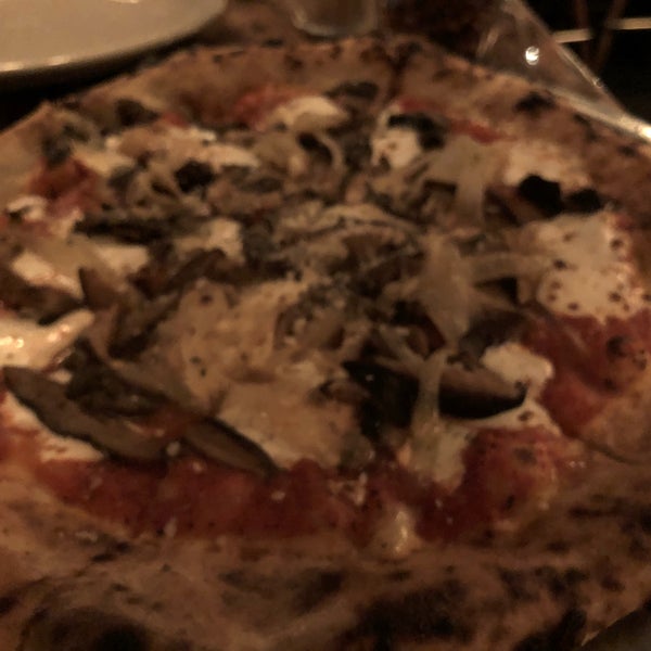 The “Spicoli” pizza: tomato, mozzarella, mushrooms, caramelized onions. Excellent.