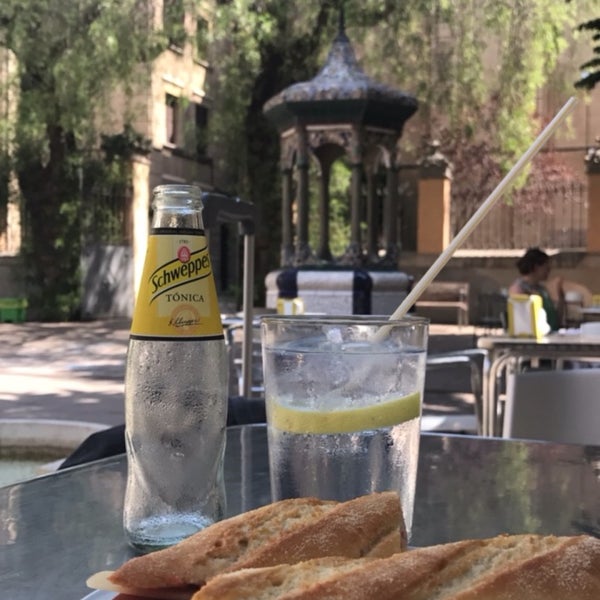 In for a drink? You have a gin tonic for only €3,5! And really tasty but simple sandwiches! The atmosphere is quiet and there's a lott of shade on the terrace.