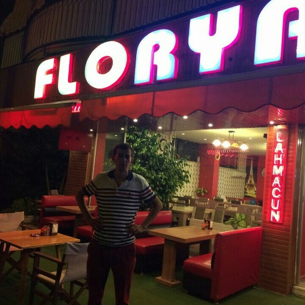 Foto scattata a Florya Café &amp; Restaurant da Ta T. il 8/20/2015