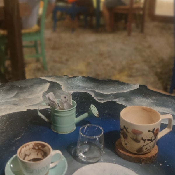 Foto tirada no(a) Yedi (7) - Cafe por Ozgur Y. em 10/7/2023