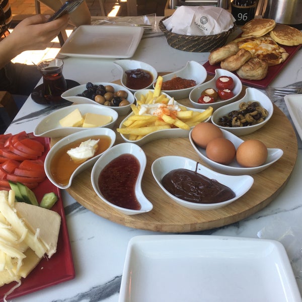 Снимок сделан в Çamlıca Cafe &amp; Bistro пользователем Seher C. 7/30/2020