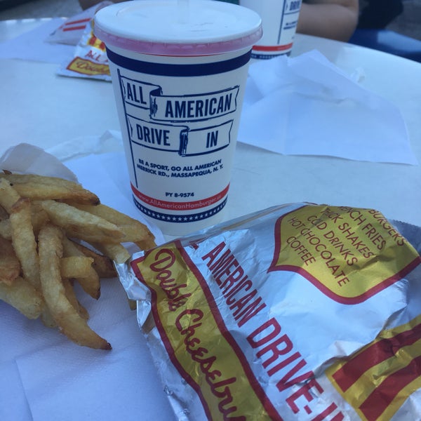 Foto tirada no(a) All American Hamburger Drive In por Dorothy M. em 10/18/2016