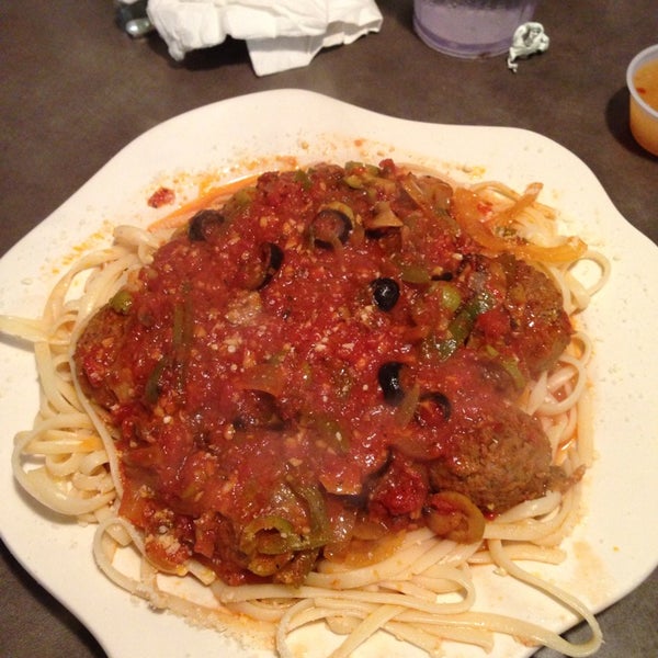 Foto diambil di Vino&#39;s Pizza and Italian Cuisine oleh Amy S. pada 8/28/2013
