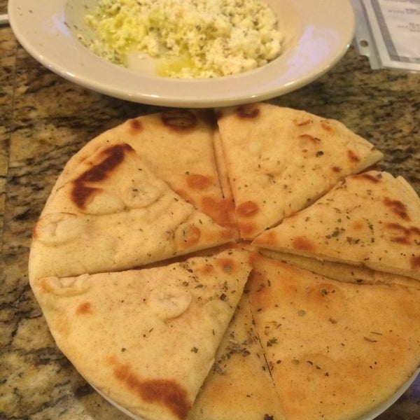 Foto scattata a The Olive Oil Greek Restaurant da Spiro K. il 7/8/2014