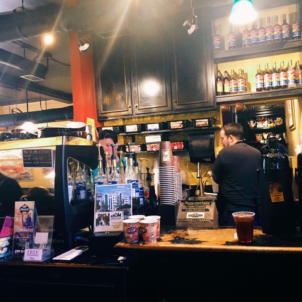 12/6/2015 tarihinde Sezgin D.ziyaretçi tarafından Aromas Coffeehouse Bakeshop &amp; Cafe'de çekilen fotoğraf