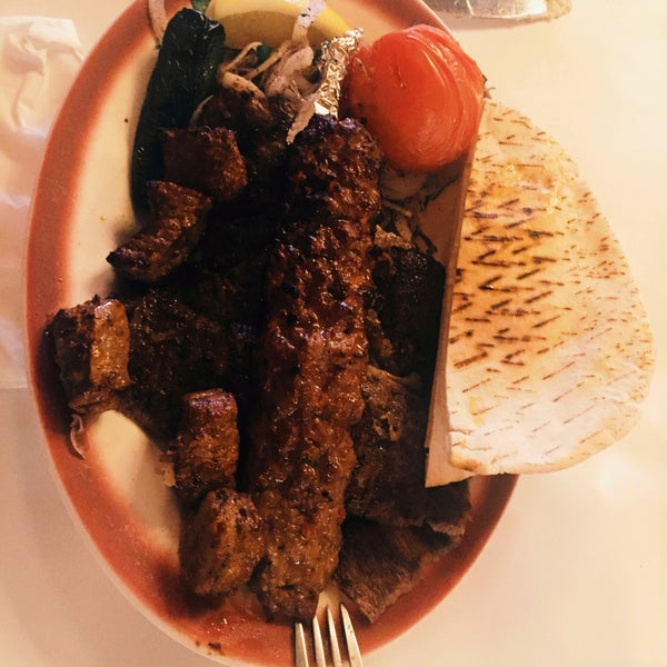 Das Foto wurde bei Taci&#39;s Beyti Restaurant von Sezgin D. am 4/28/2016 aufgenommen