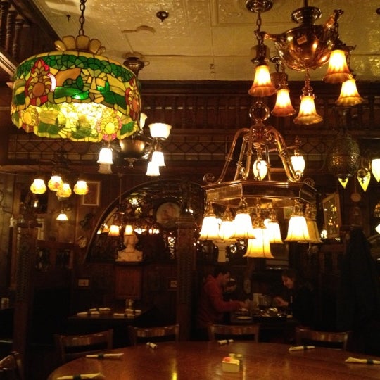 Foto tomada en Gullivers Pizza and Pub Chicago  por Brian H. el 11/5/2012