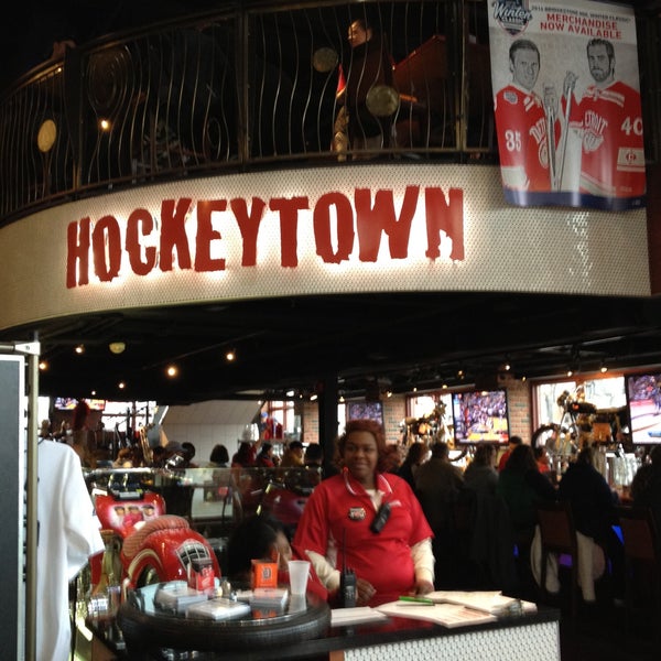 รูปภาพถ่ายที่ Hockeytown Cafe โดย Chris S. เมื่อ 4/11/2013