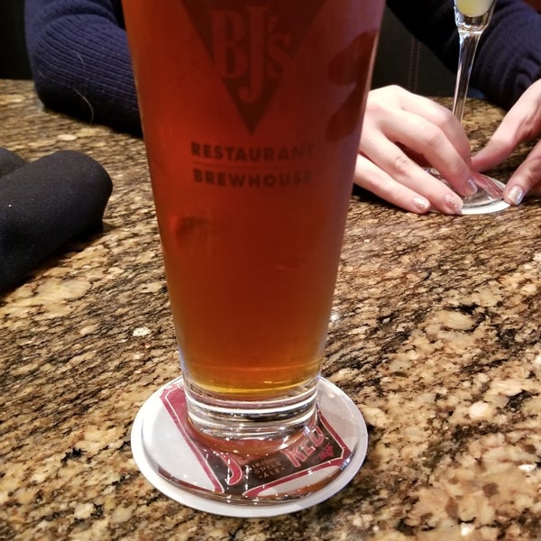 Photo taken at BJ&#39;s Restaurant &amp; Brewhouse by Hans S. on 11/4/2018