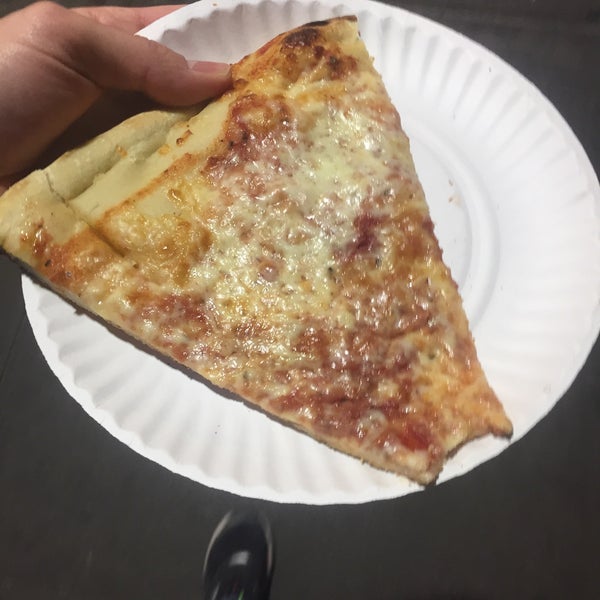Foto tirada no(a) 2 Bros. Pizza por Brian T. em 1/17/2018