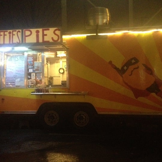11/30/2012 tarihinde Mindy G.ziyaretçi tarafından Whiffies Fried Pies'de çekilen fotoğraf