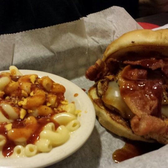 รูปภาพถ่ายที่ Between the Bun - Burgers, Dogs and More โดย Bob B. เมื่อ 11/17/2013