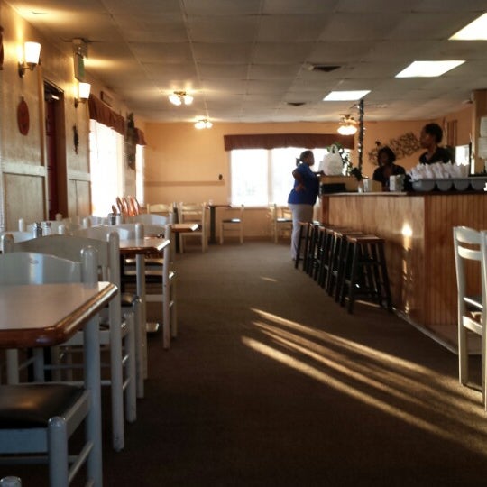 Foto tirada no(a) His Place Eatery por Bob B. em 10/18/2013