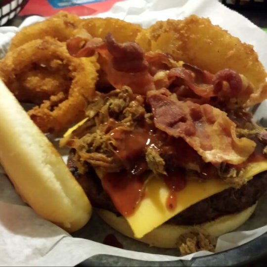 Foto tirada no(a) Between the Bun - Burgers, Dogs and More por Bob B. em 11/17/2013