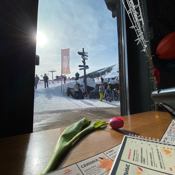 3/8/2021 tarihinde Alexandr B.ziyaretçi tarafından Grelka Apres Ski Bar'de çekilen fotoğraf