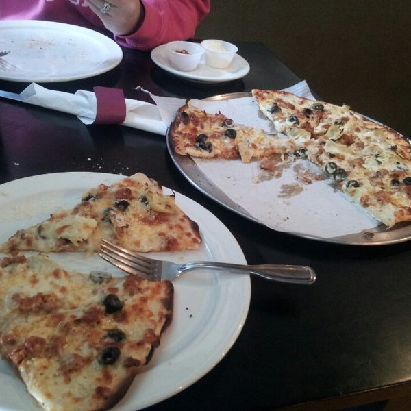 Foto scattata a Michael&#39;s Pizza da Justin C. il 5/2/2014