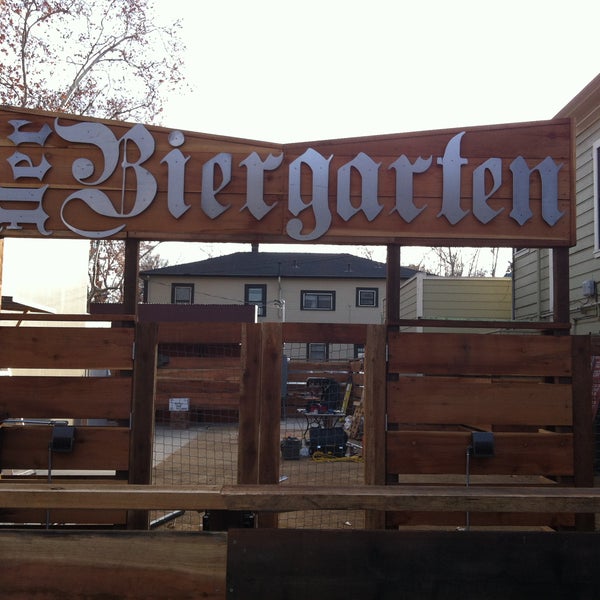 Foto tirada no(a) Der Biergarten por Der Biergarten em 2/6/2014