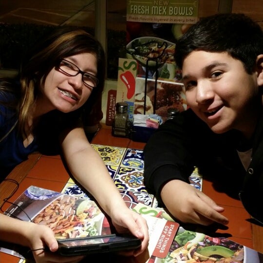 Photo taken at Chili&#39;s Grill &amp; Bar by Sandra C. on 3/1/2014