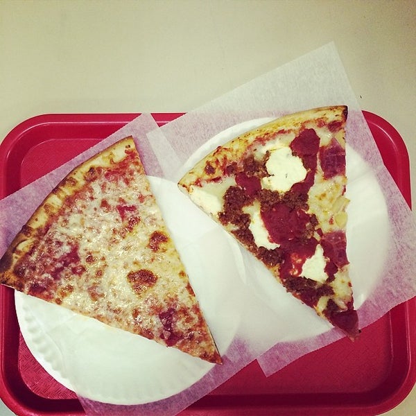 3/10/2014にJoshua F.がRoma Pizzaで撮った写真