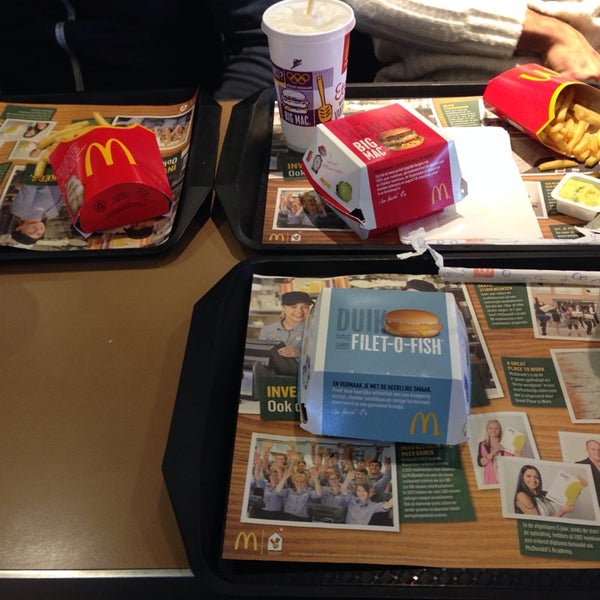 รูปภาพถ่ายที่ McDonald&#39;s โดย Jia Hui K. เมื่อ 2/8/2014