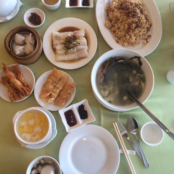 Photo taken at Szechuan Garden Chinese Restaurant by Nur Hazierah on 12/21/2014