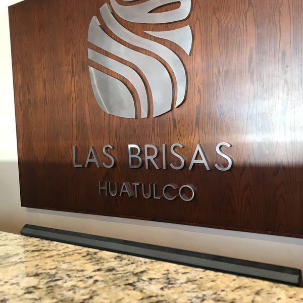 รูปภาพถ่ายที่ Las Brisas Huatulco โดย Oscar P. เมื่อ 9/6/2017
