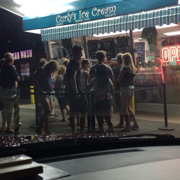 Foto diambil di Curly&#39;s Ice Cream &amp; Frozen Yogurt oleh Tere E. pada 7/30/2016