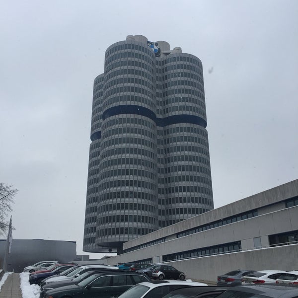 Das Foto wurde bei BMW-Hochhaus (Vierzylinder) von Özdemir A. am 2/8/2018 aufgenommen