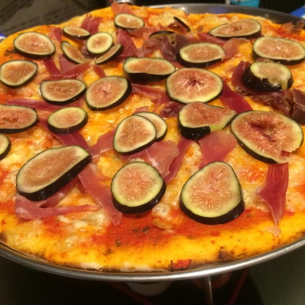 Снимок сделан в Tomatti House Pizzateria пользователем Omar O. 11/24/2014