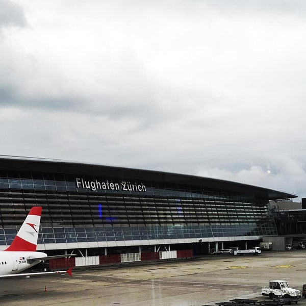 Foto tirada no(a) Aeroporto de Zurique (ZRH) por Detty S. em 8/9/2016